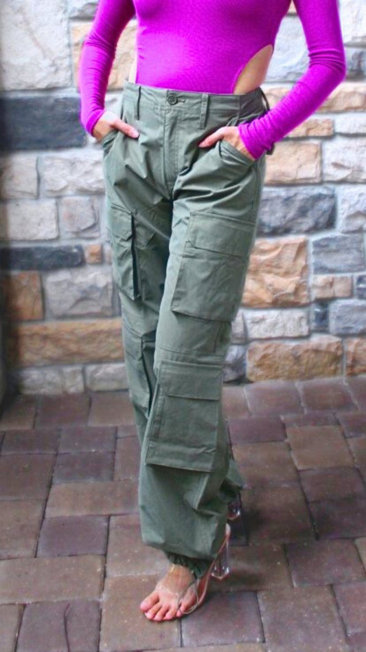 ShopJenny Boutique model is pictured wearing Alessia Cargo Joggers - Olive made by Urban Daizy.